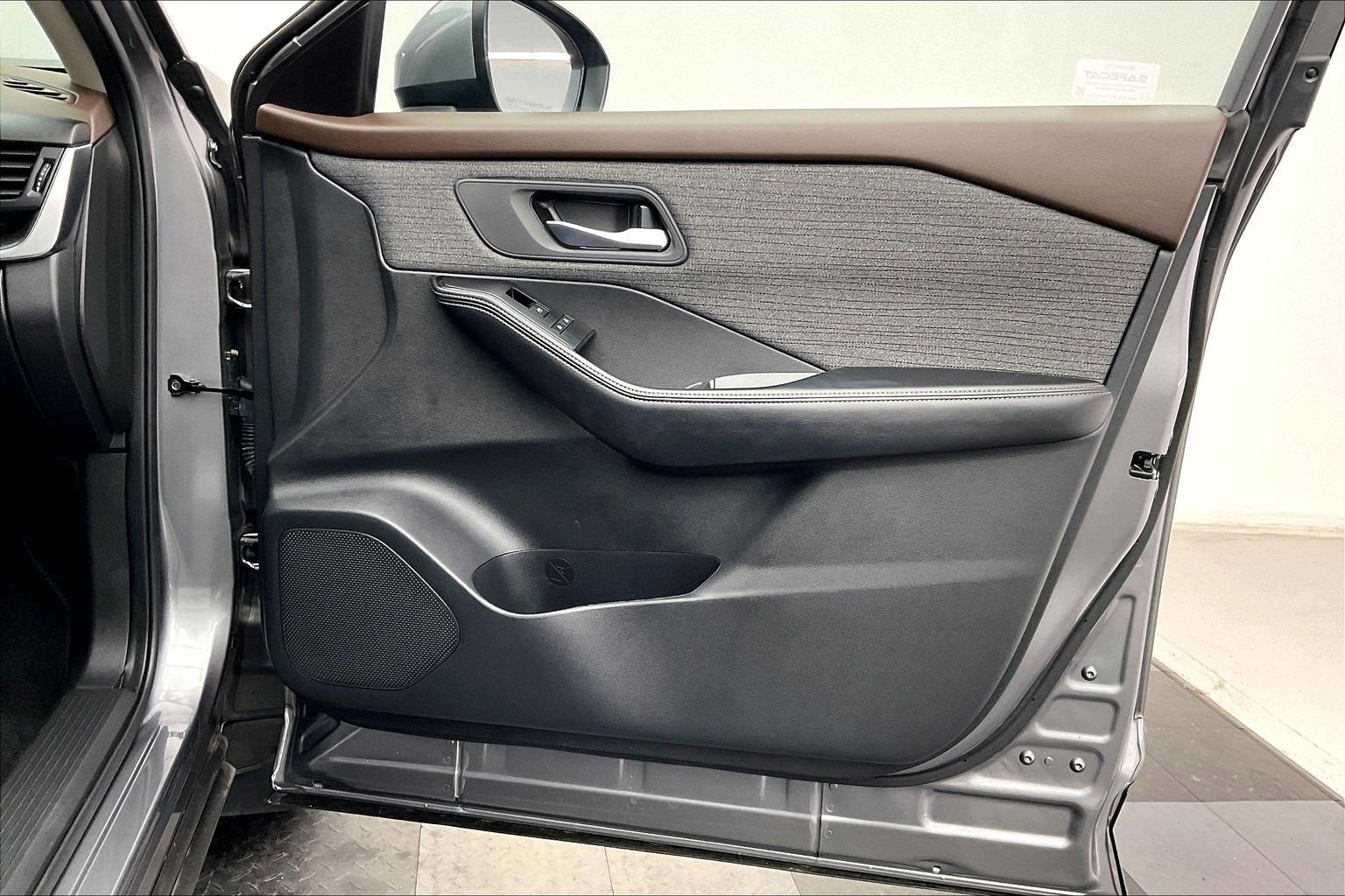 2023 Nissan Rogue SV photo 6