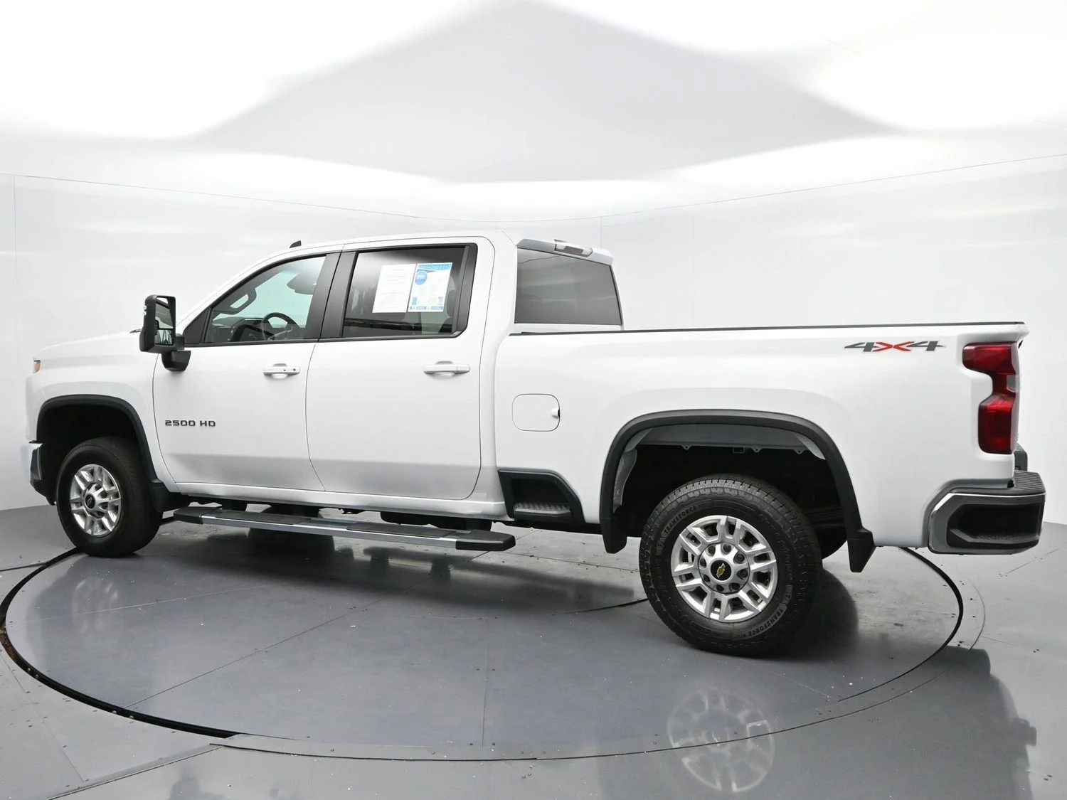 Used 2025 Summit White Chevrolet LT image 5