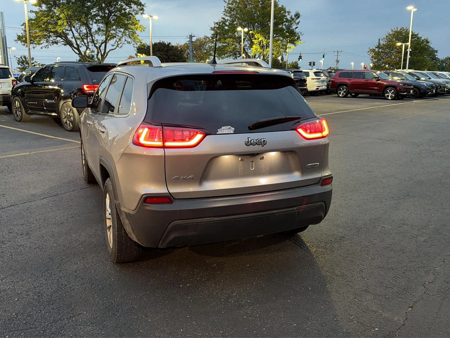 Used 2019 Billet Silver Metallic Clearcoat Jeep Latitude image 6