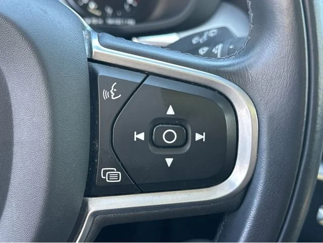 Used 2020 Black Volvo Momentum image 29