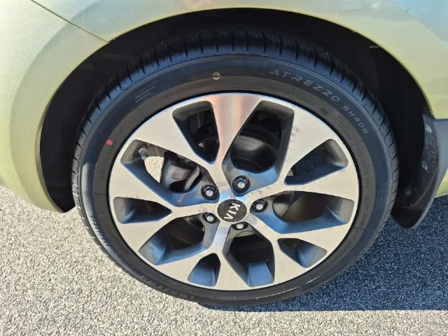 Used 2012 Green Kia Exclaim image 10