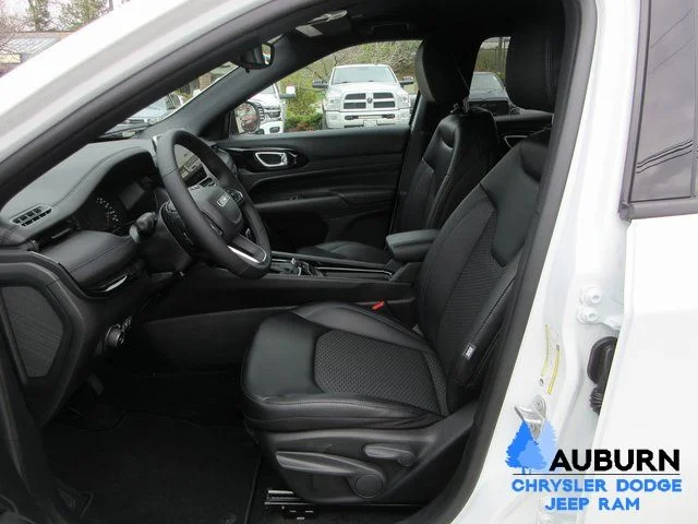 New 2026 Bright White Clear-Coat Exterior Paint Jeep Latitude image 8