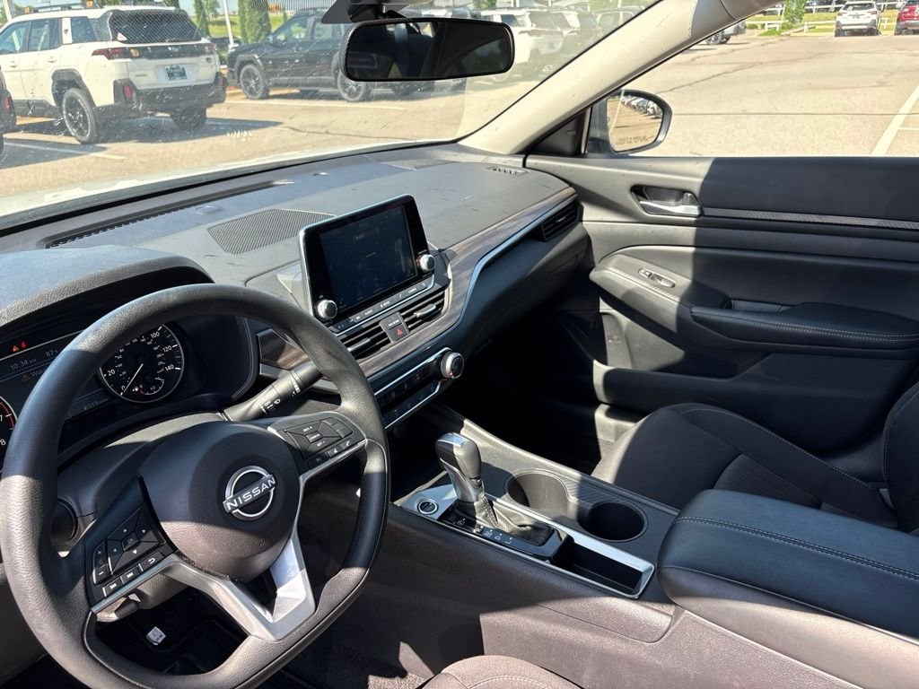 Used 2025 White Nissan 2.5 SV image 4