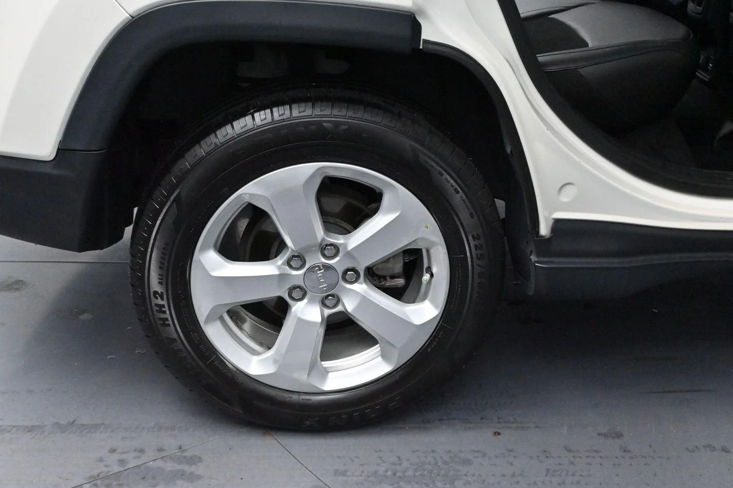 Used 2019 White Clearcoat Jeep Latitude image 31