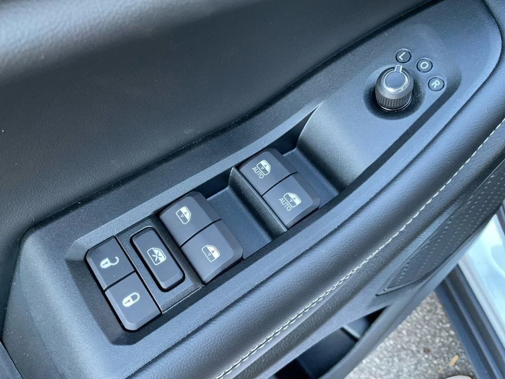 Used 2025 Silver Jeep Laredo image 28