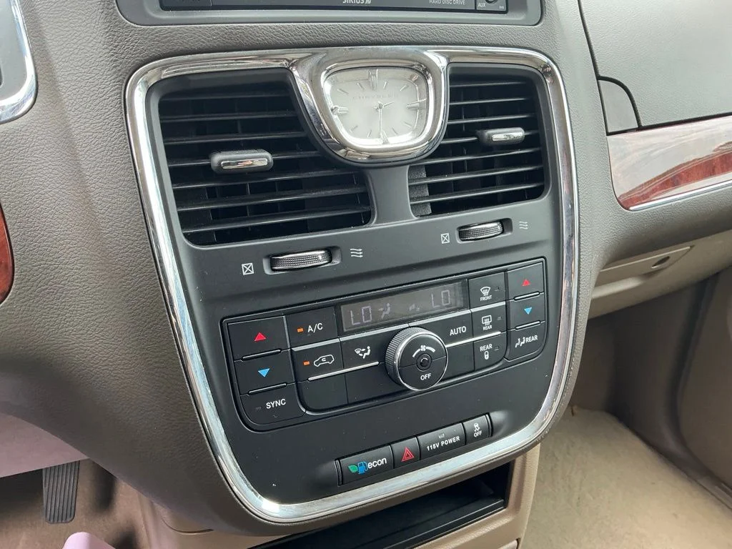 Used 2014 White Chrysler Touring-L image 38