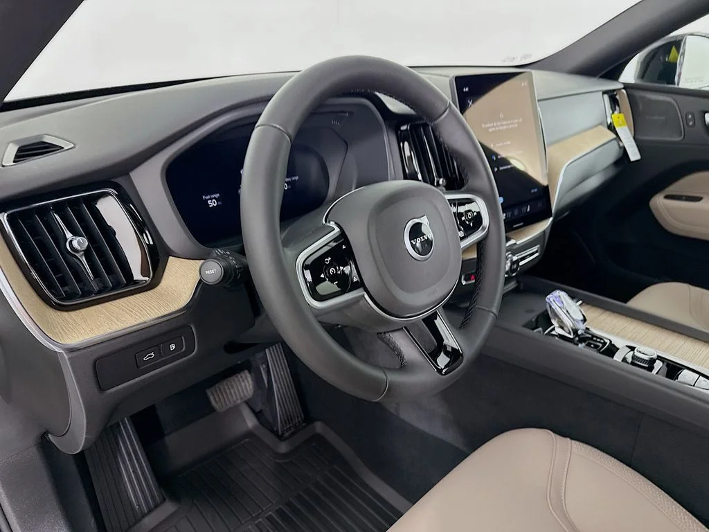 New 2026 Crystal White Volvo T8 Plus image 4