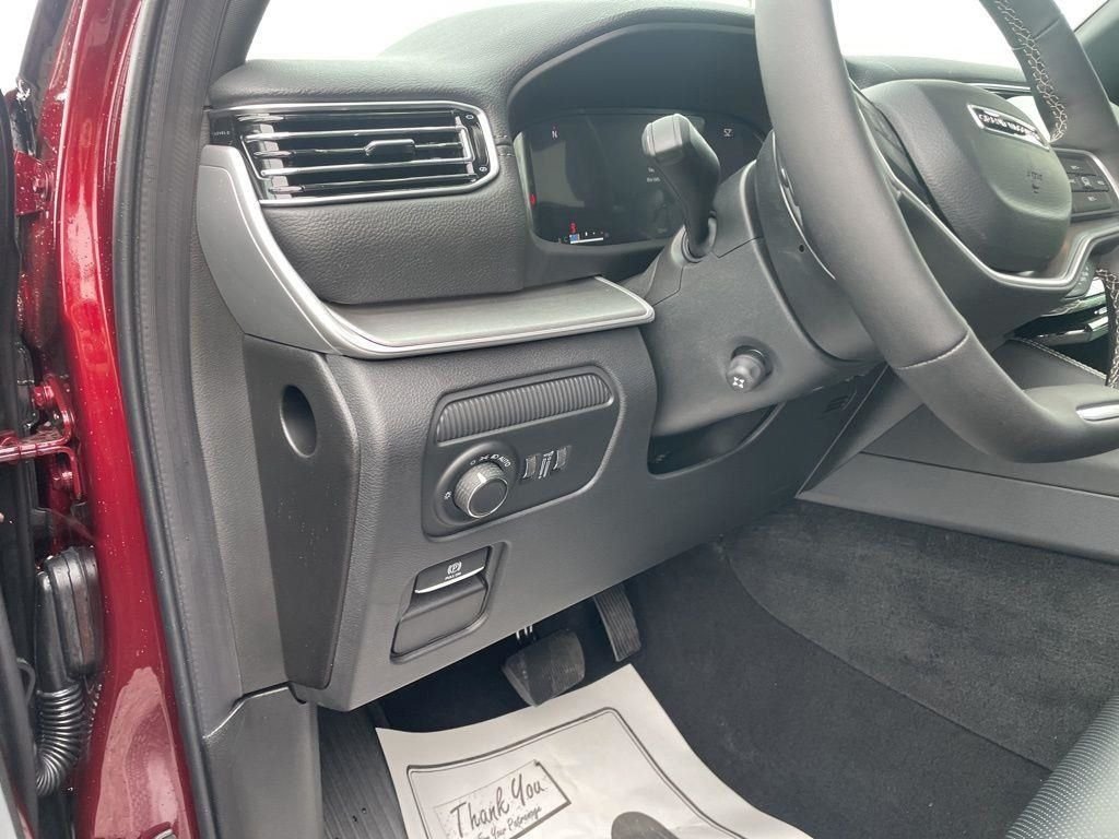 New 2026 Velvet Red Pearl-Coat Exterior Paint Jeep  image 23