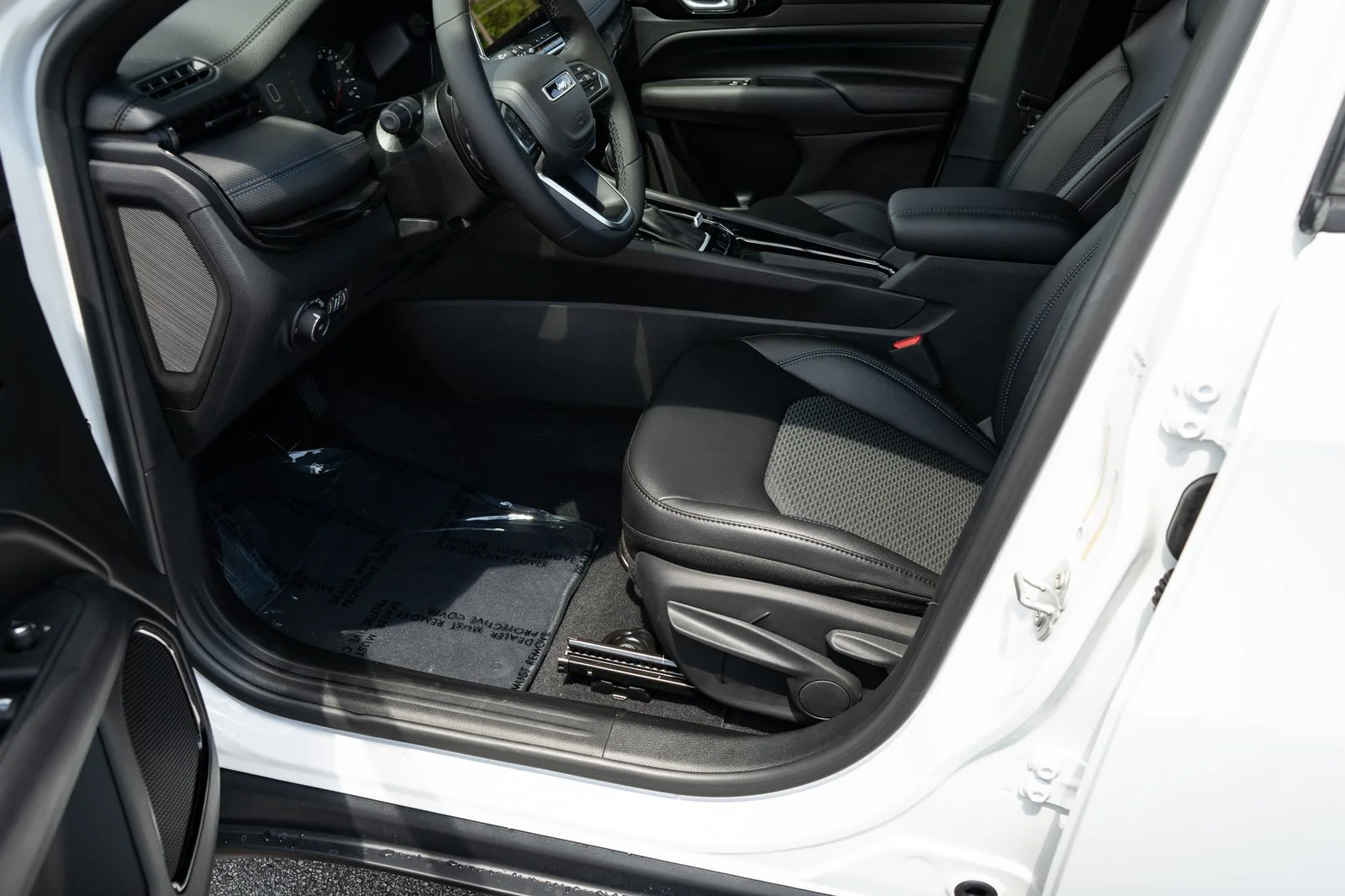 New 2026 Bright White Clearcoat Jeep Latitude image 17