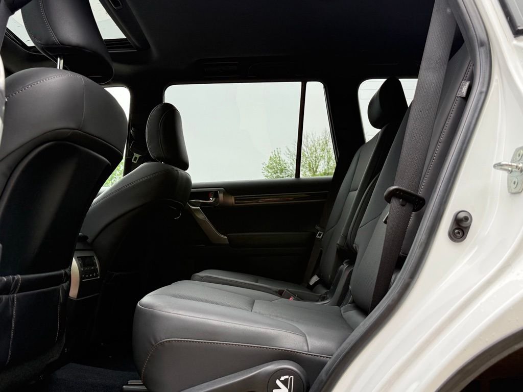 Used 2022 White Lexus 460 image 23