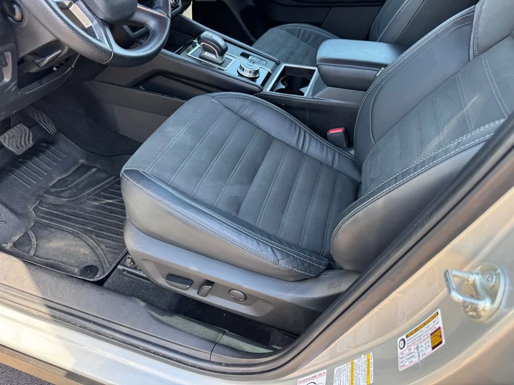 Used 2022 Silver Mitsubishi  image 8