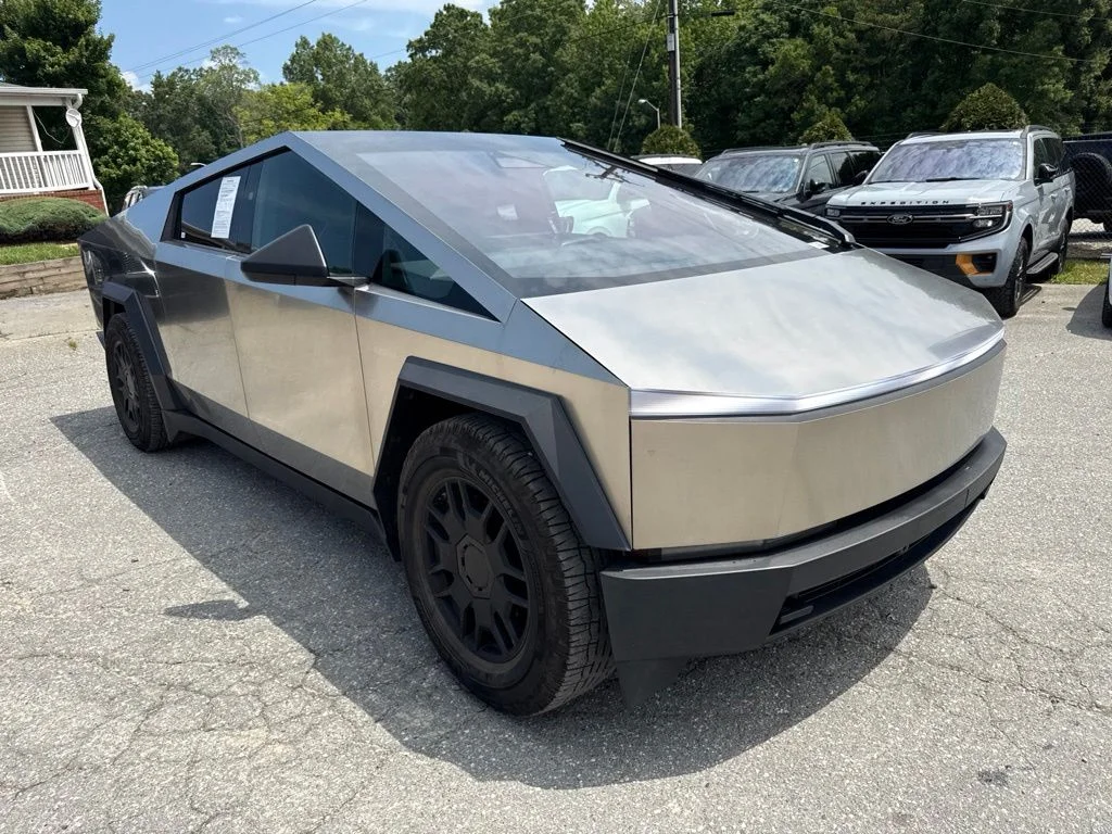 Used 2024  Tesla Base image 2