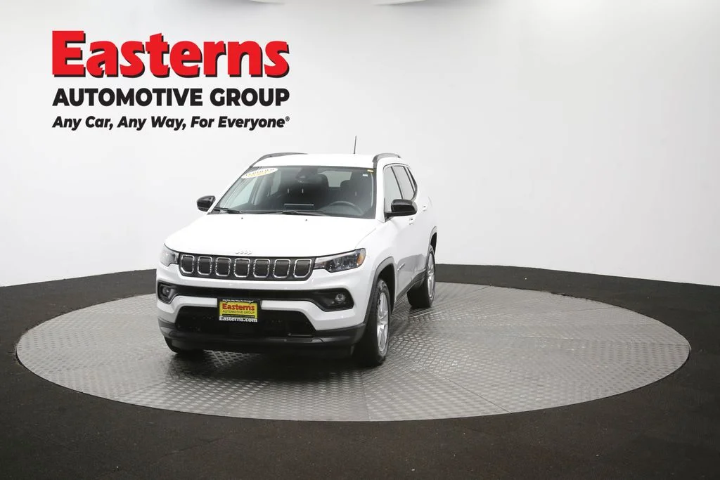 Used 2022 White Jeep Latitude image 53