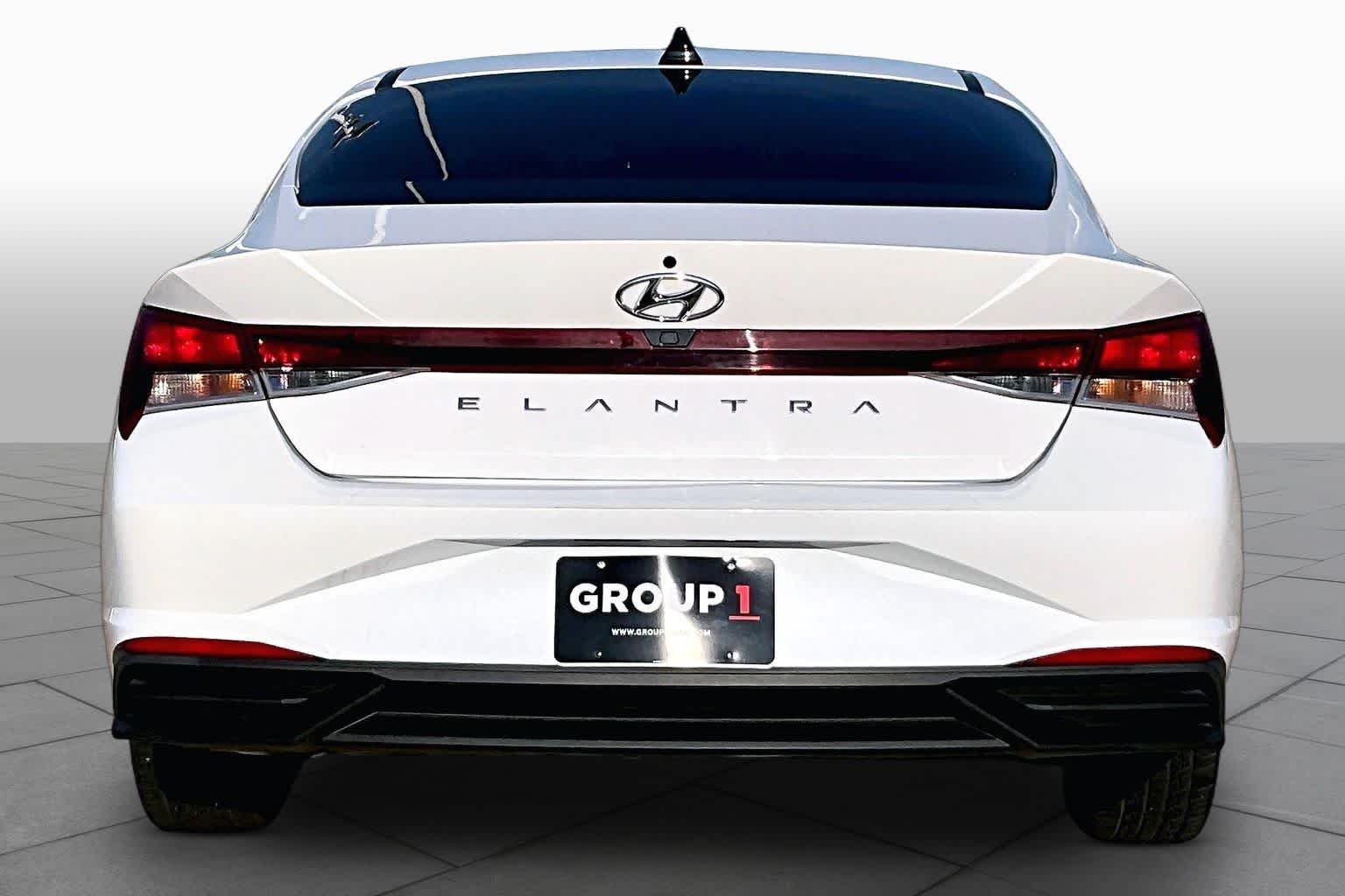 Used 2022 Quartz White Hyundai SEL image 5