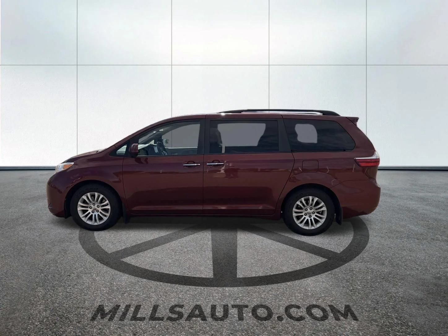 Used 2016 Red Toyota XLE image 3