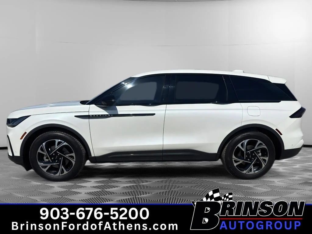 Used 2024 White Platinum Tri-Coat Metallic Lincoln Premiere image 8
