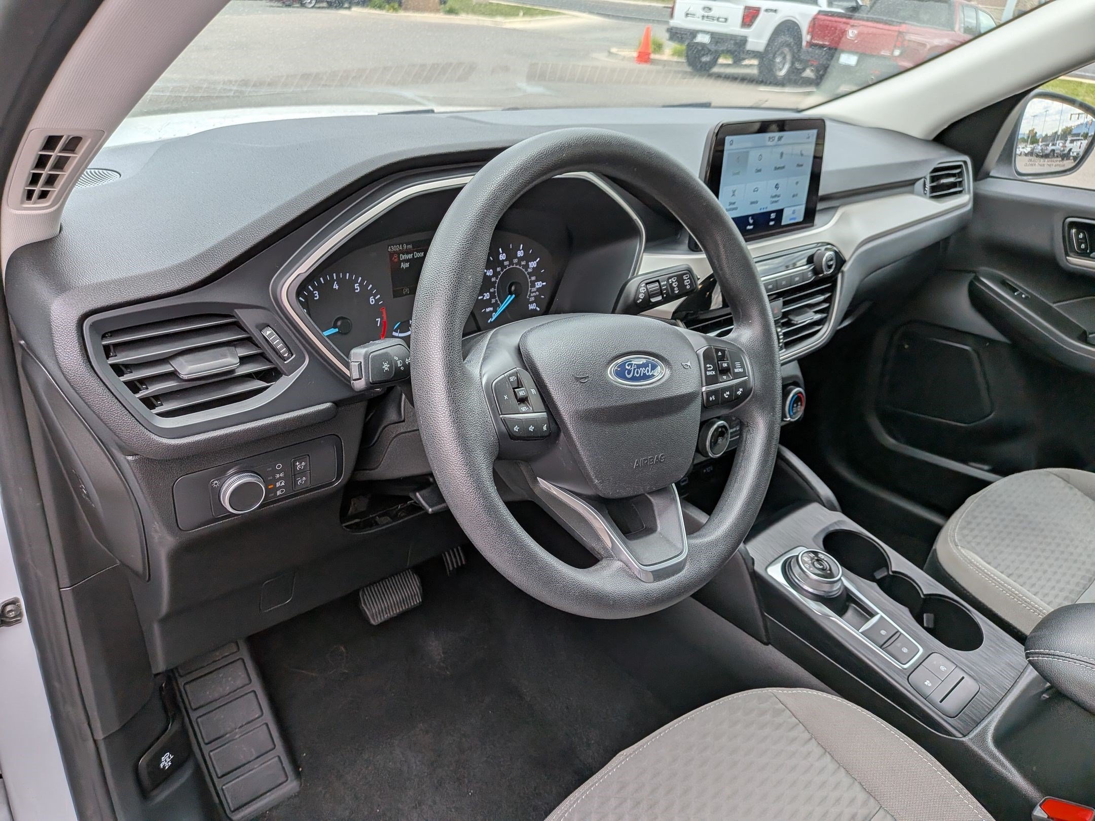 Used 2022 Oxford White Ford SE image 14