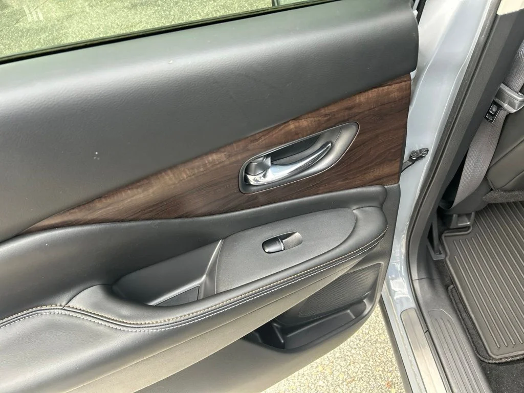 Used 2021 Gray Nissan Platinum image 27