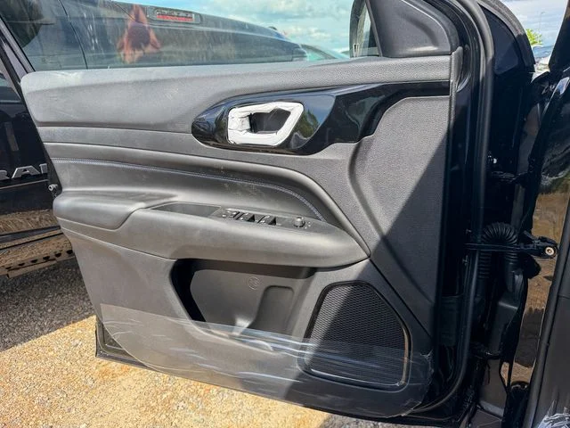 New 2026 Diamond Black Crystal Pearlcoat Jeep Latitude image 13