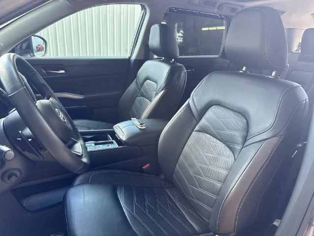 Used 2024 Gray Nissan Platinum image 17