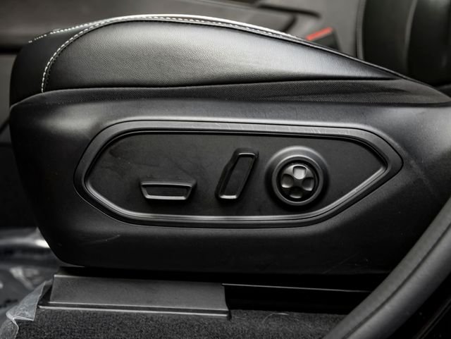 Used 2022 Diamond Black Crystal Pearlcoat Jeep Limited image 17