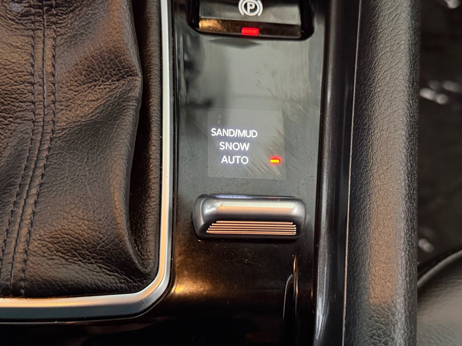 Used 2023 Diamond Black Crystal Pearlcoat Jeep Latitude image 24