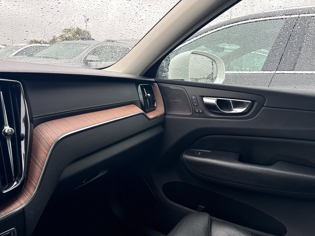 Used 2019  Volvo T5 Inscription image 8