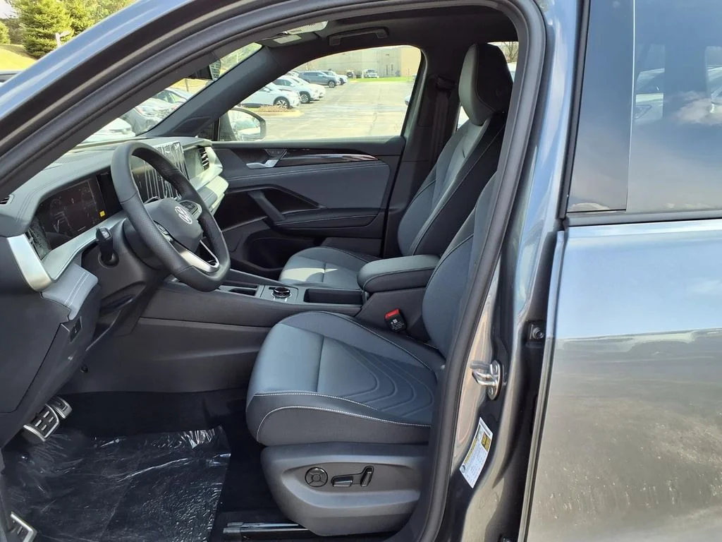 New 2026 Platinum Gray Metallic Volkswagen 2.0T SE R-Line Black image 9