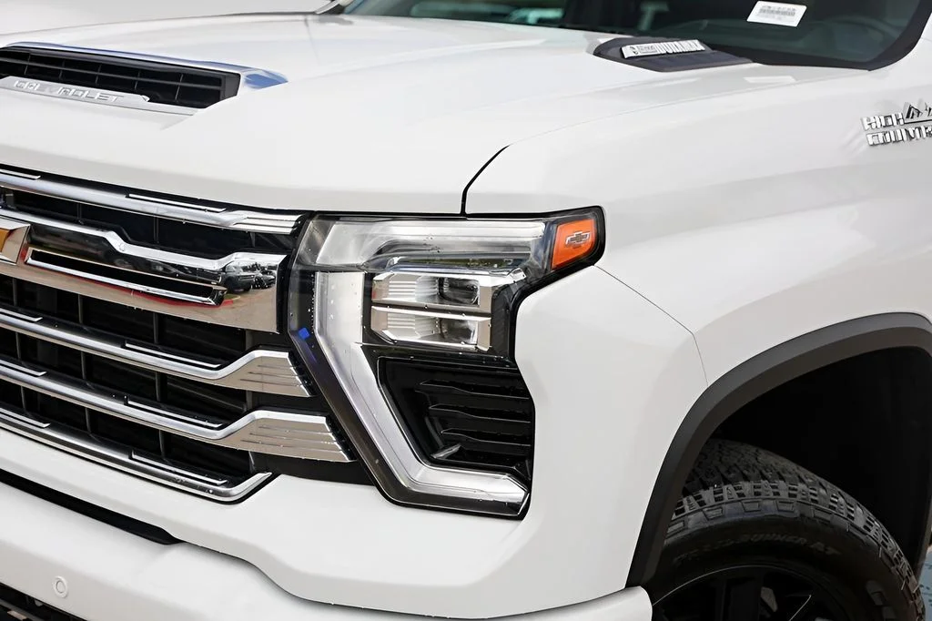 Used 2024 White Chevrolet High Country image 3