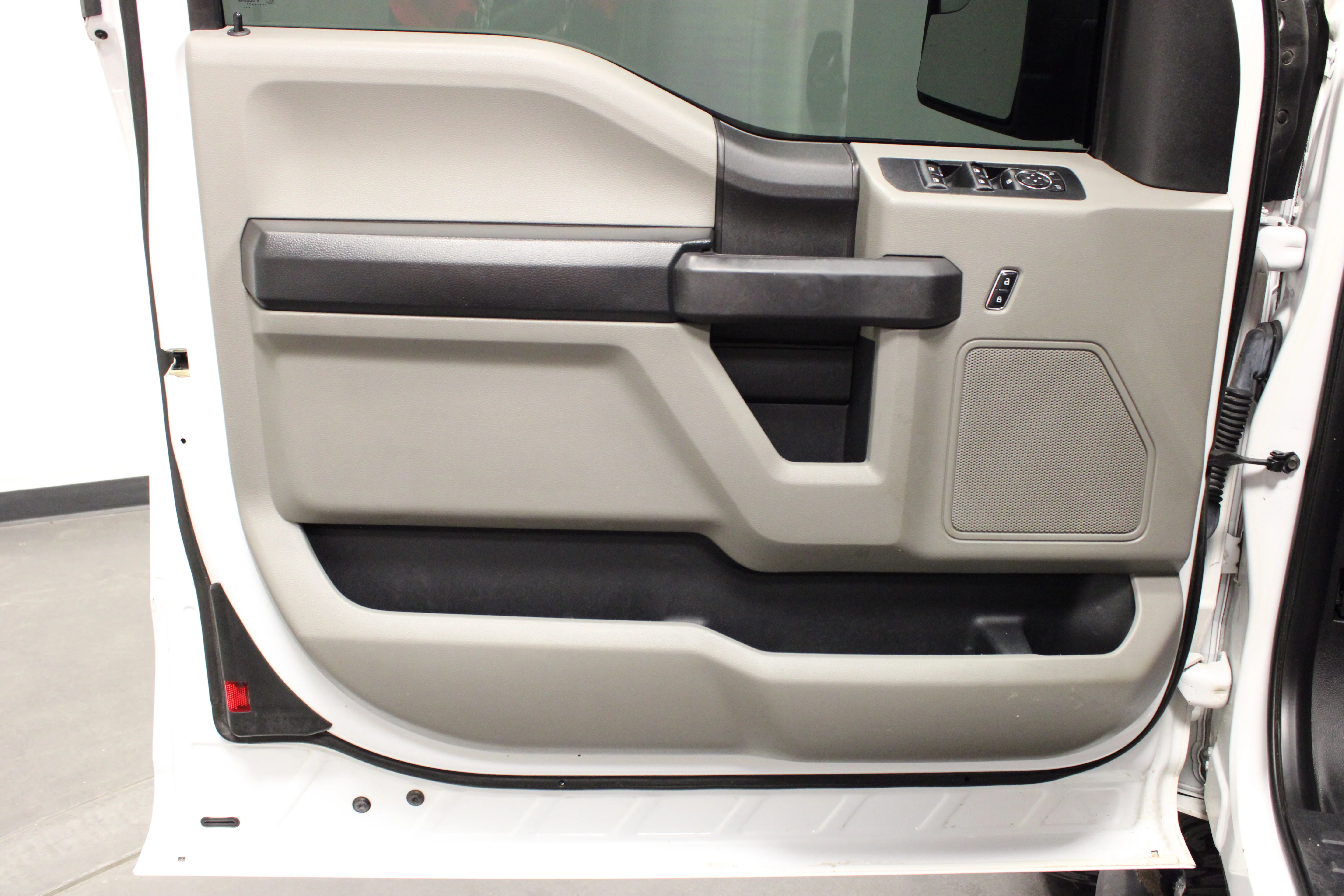 Used 2017 Oxford White Ford XL image 19