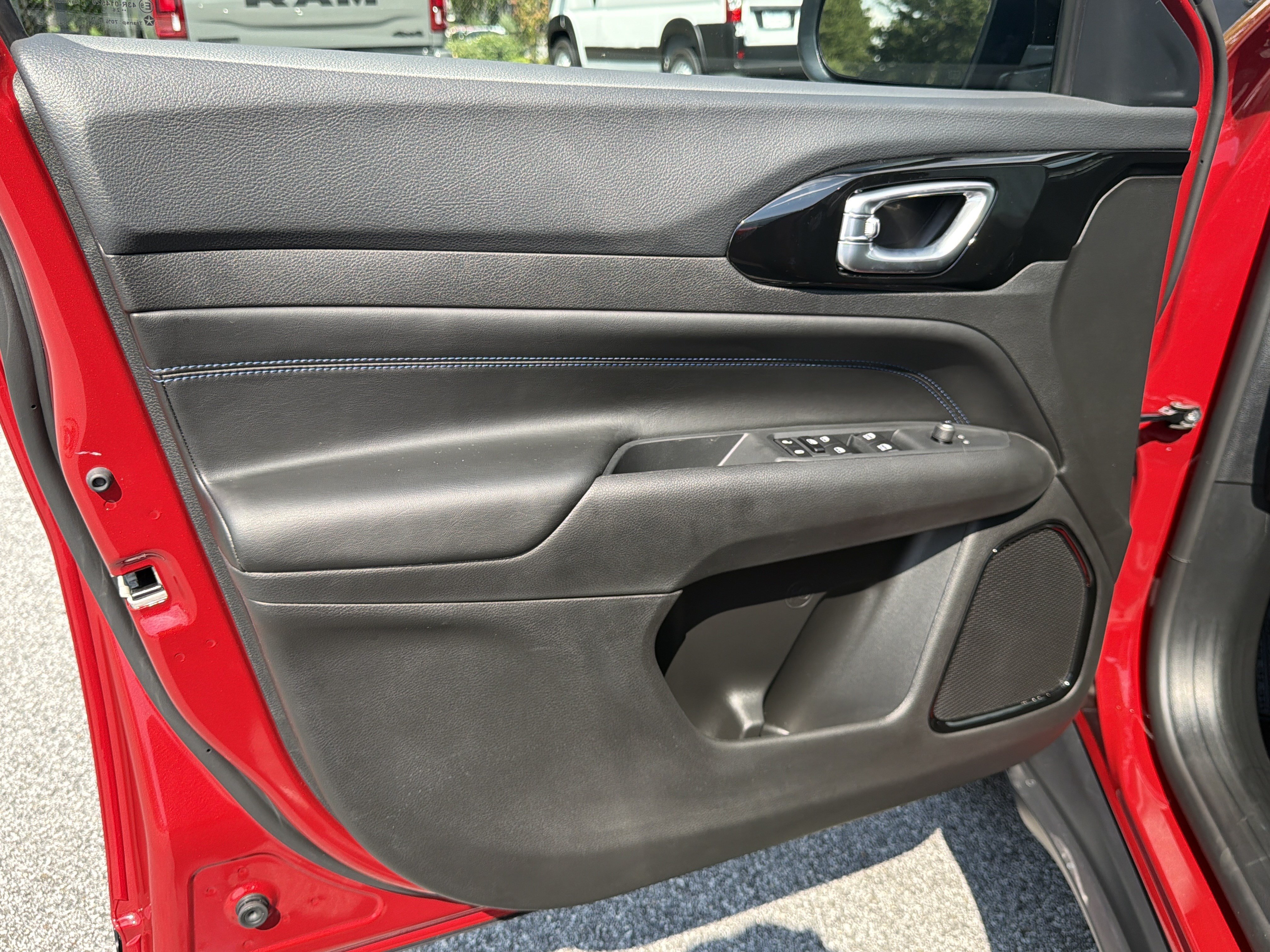 New 2026 Red Hot Pearl-Coat Exterior Paint Jeep Latitude image 13