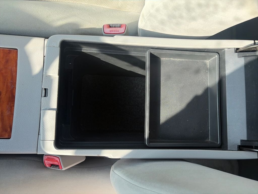Used 2009 Super White Toyota  image 24