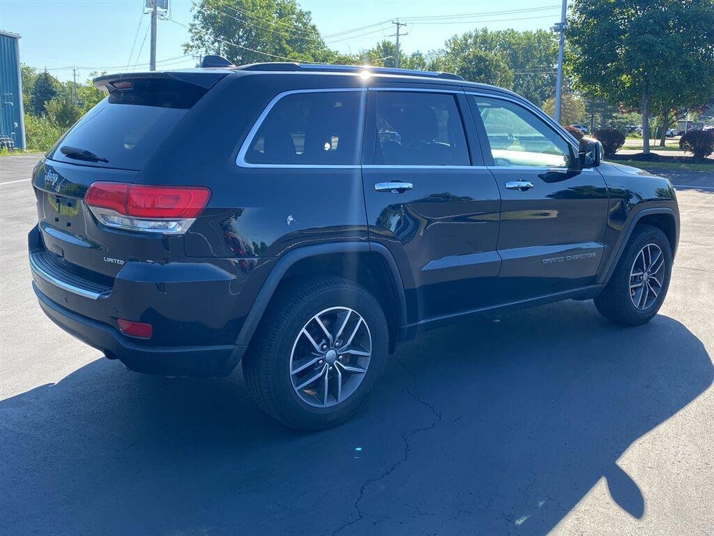 Used 2018 Diamond Black Crystal Pearlcoat Jeep Limited image 12
