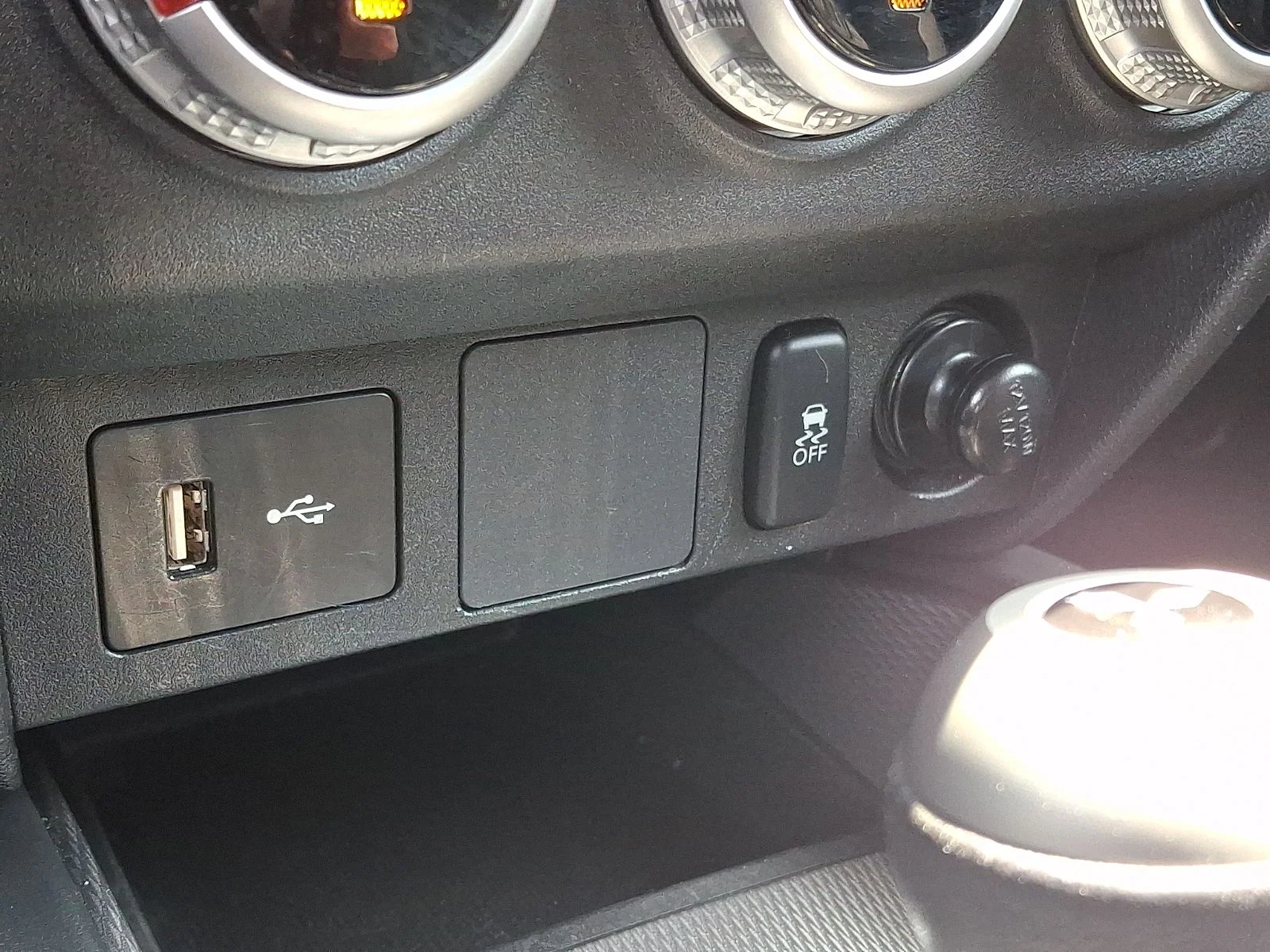 Used 2025 White Mitsubishi 2.0 ES image 23