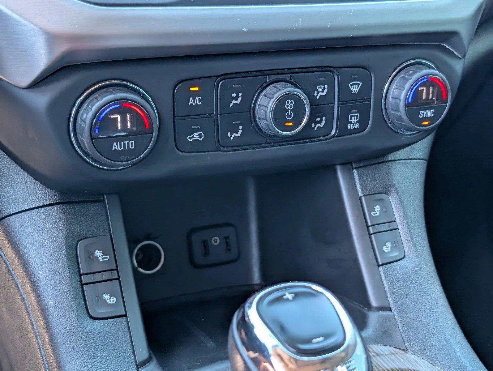 Used 2019 Summit White GMC SLE image 18