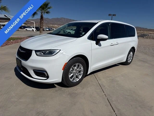 2023 Chrysler Pacifica Touring L's photo