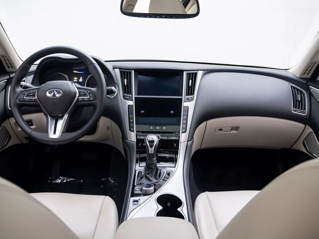 Used 2023 White INFINITI LUXE image 10