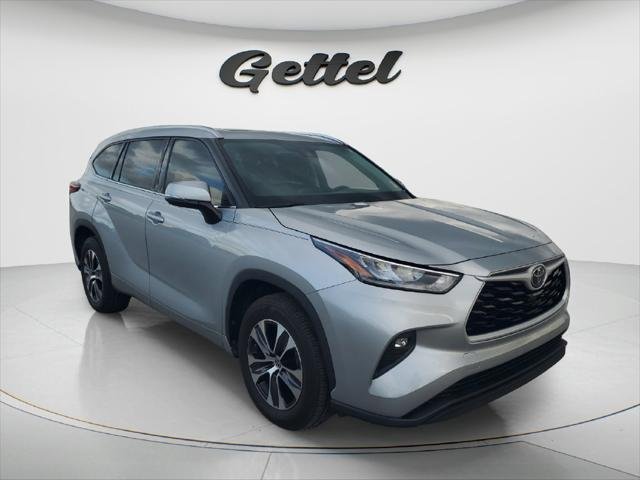 Certified Used 2020 CELESTIAL SILVER METALLIC Toyota  image 3