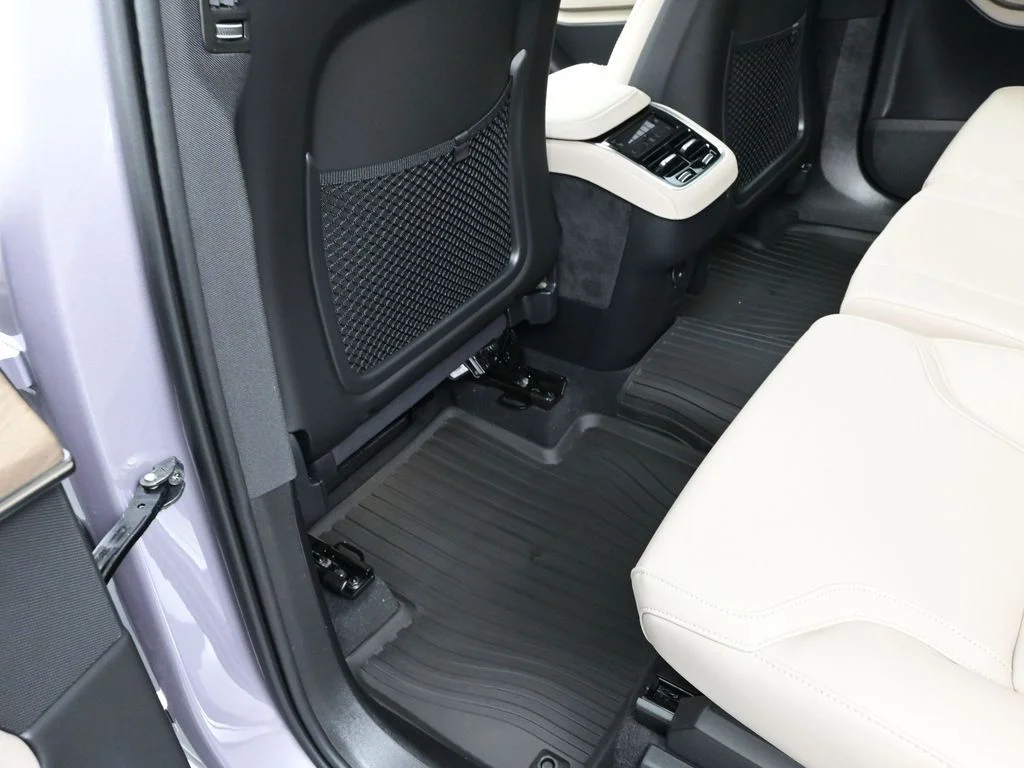 New 2026 Aurora Silver Volvo Plus image 13