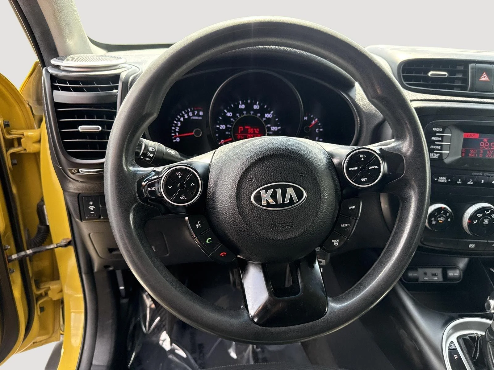 Used 2014 Solar Yellow Kia + image 20