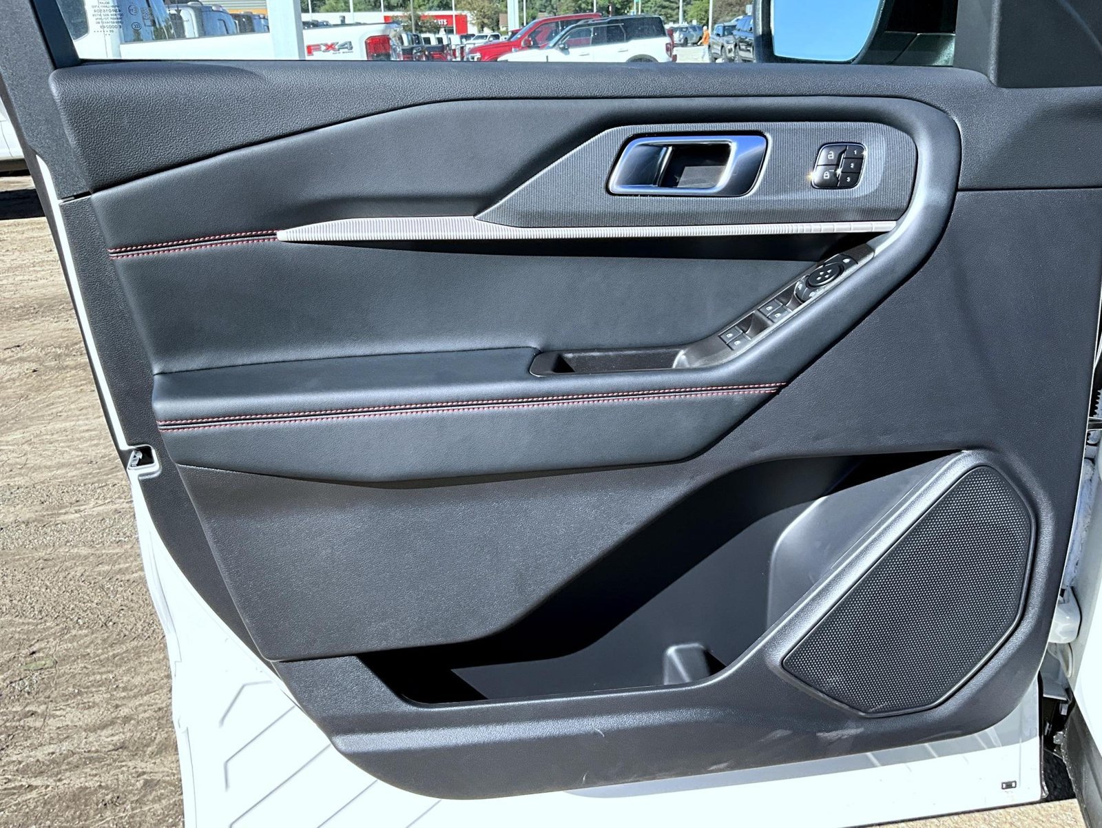 New 2027 Star White Metallic Tri-Coat Ford ST-Line image 10