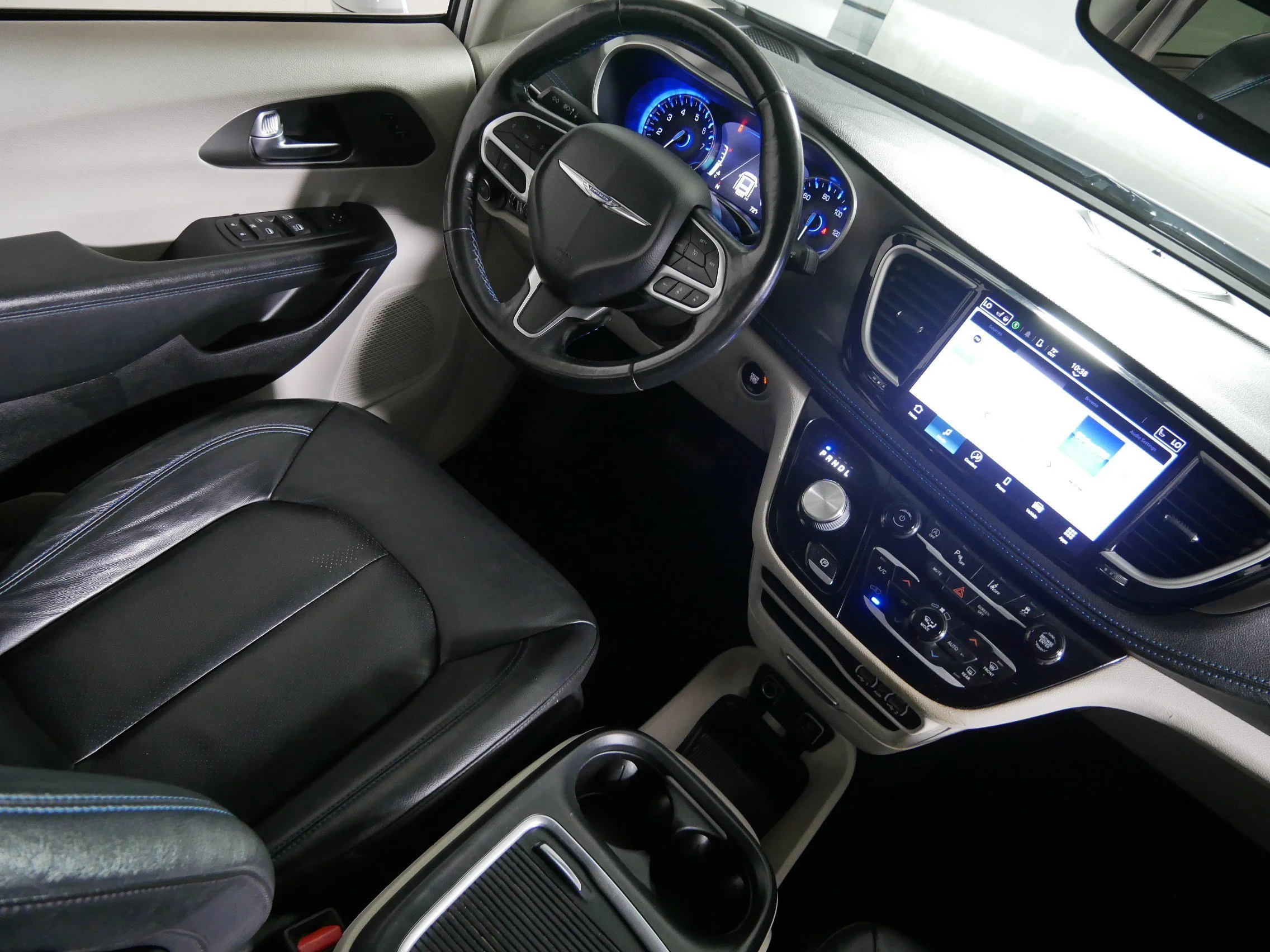 Used 2021 Bright White Clearcoat Chrysler Touring L image 9