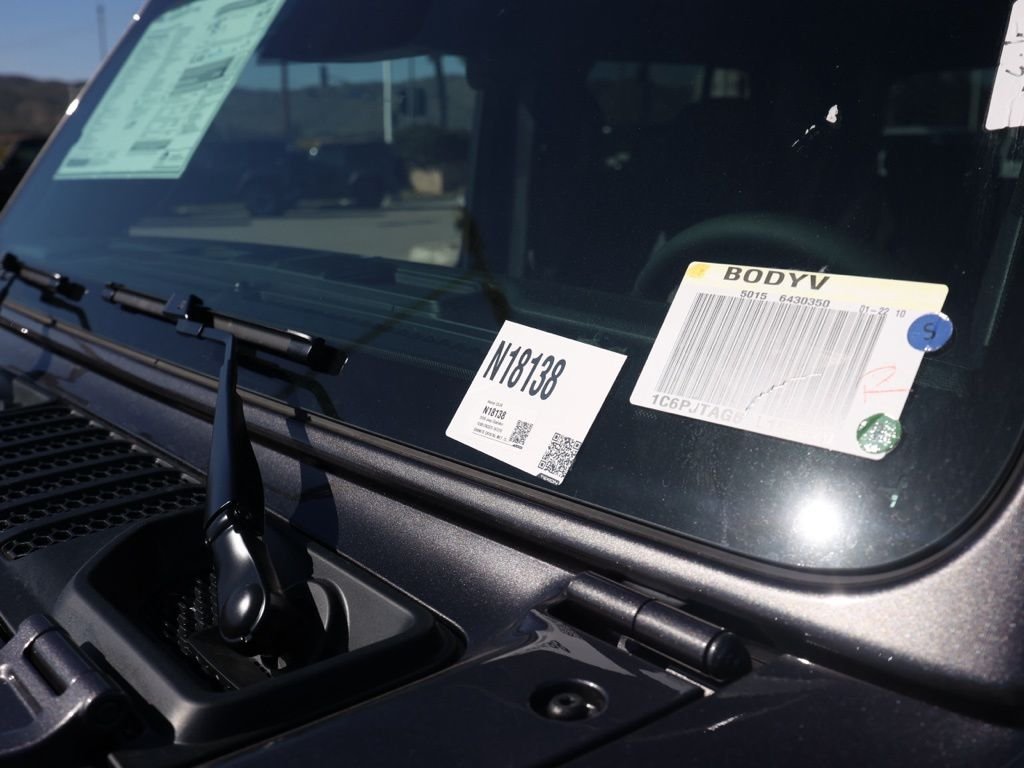 New 2026 Bright White Clear-Coat Exterior Paint Jeep Rubicon image 31