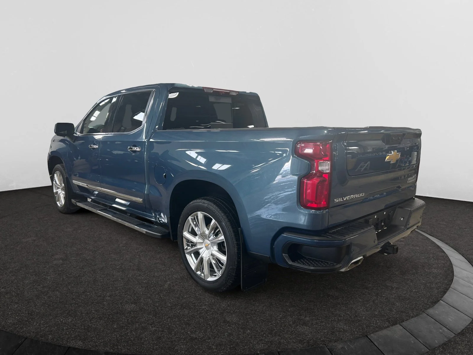Used 2024 Blue Chevrolet Crew Cab  HIGH COUNTRY image 3