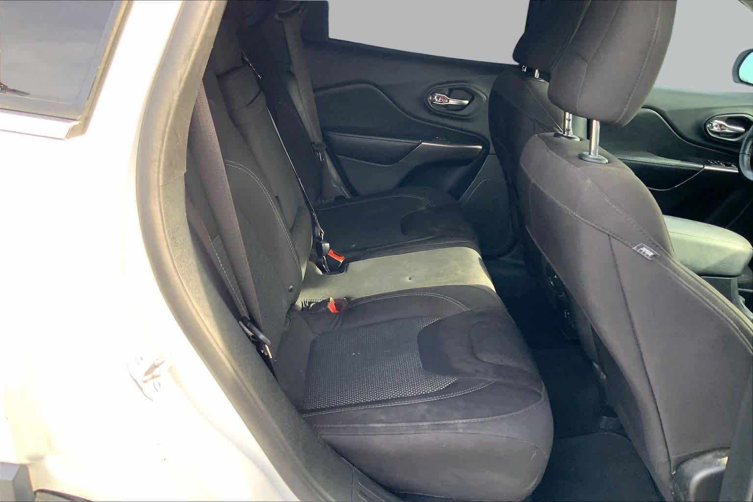 Used 2019 Bright White Clearcoat Jeep Latitude image 18