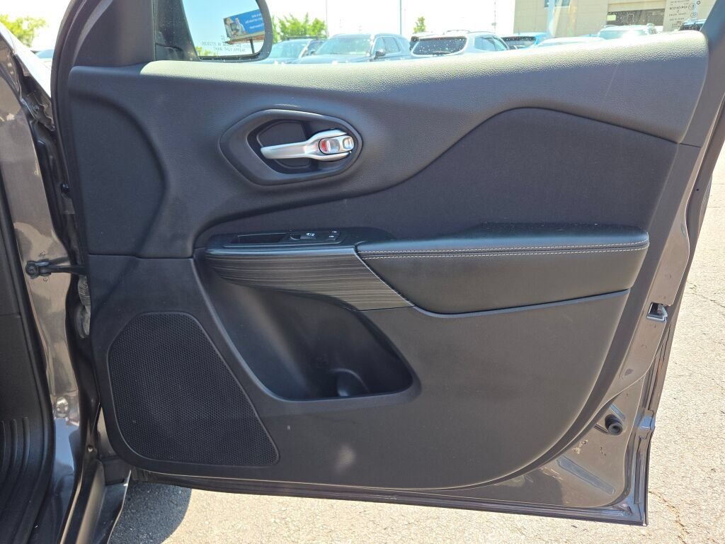 Used 2016 Gray Jeep Latitude image 8