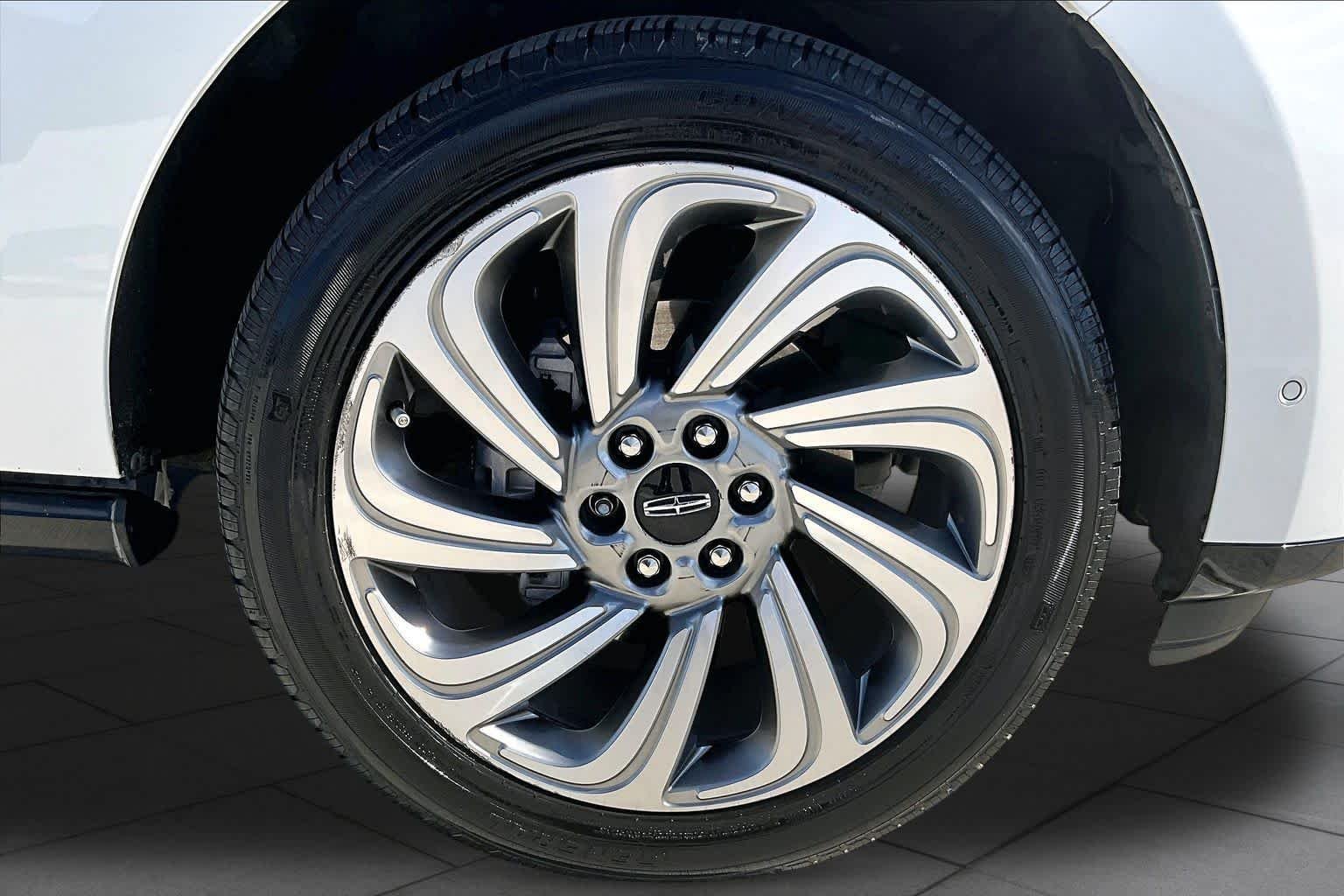 Used 2023 Pristine White Lincoln Reserve image 10