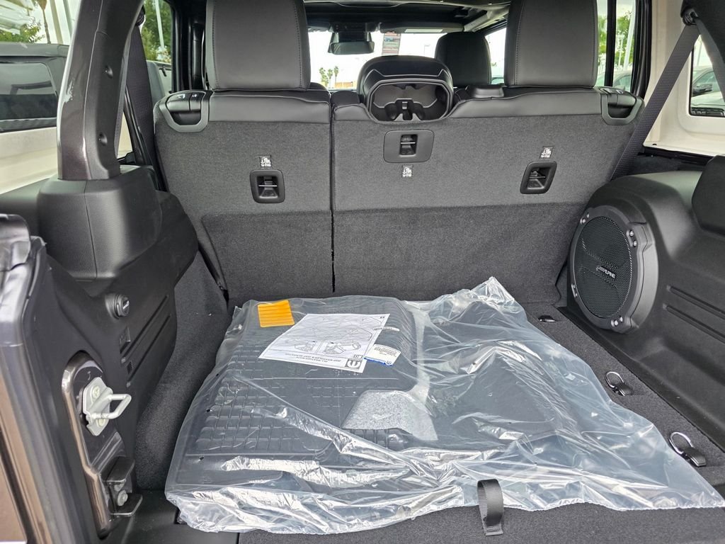 New 2026 Granite Crystal Metallic Clear-Coat Exterior Paint Jeep Rubicon X image 11