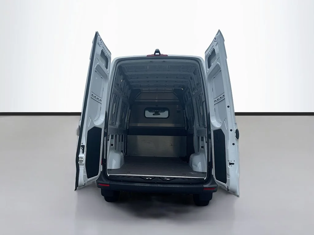 Used 2025  Mercedes-Benz Cargo 144 WB image 9