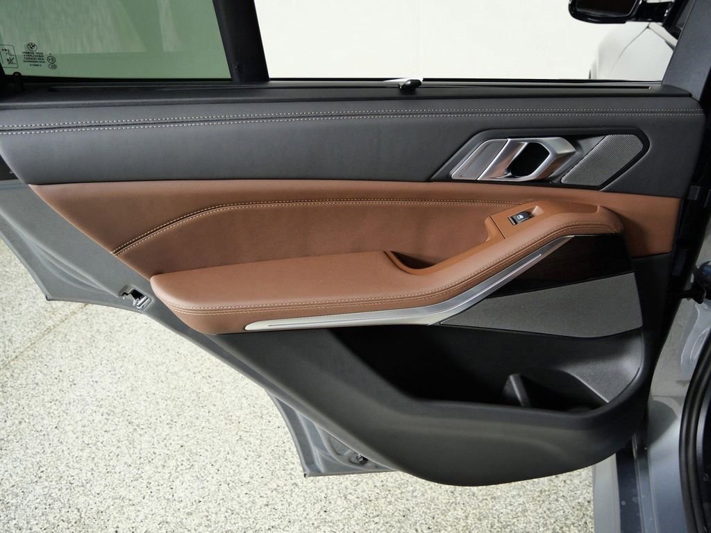 Used 2026 Skyscraper Grey Metallic BMW xDrive40i image 32